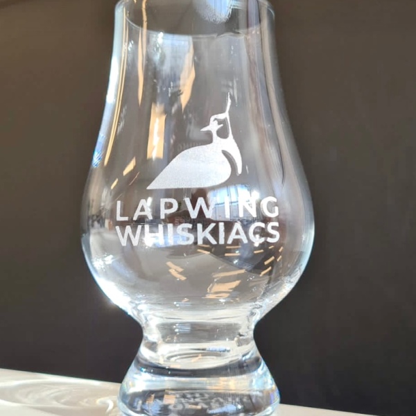 Nieuwe Glencairn glazen met logo voor de Lapwing Whiskiacs